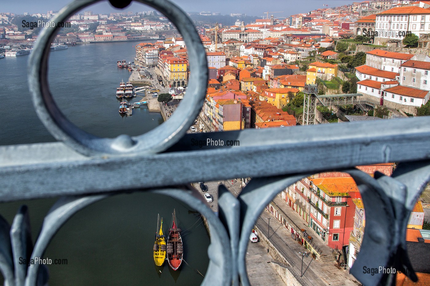 VUE SUR LE DOURO ET SES BATEAUX (BARCOS RABELOS) ET LA VILLE DEPUIS LE PONT LUIS 1ER, PORTO, PORTUGAL 