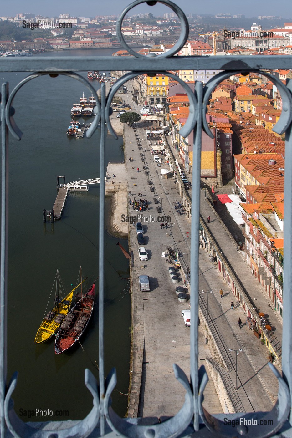 VUE SUR LE DOURO ET SES BATEAUX (BARCOS RABELOS) ET LA VILLE DEPUIS LE PONT LUIS 1ER, PORTO, PORTUGAL 