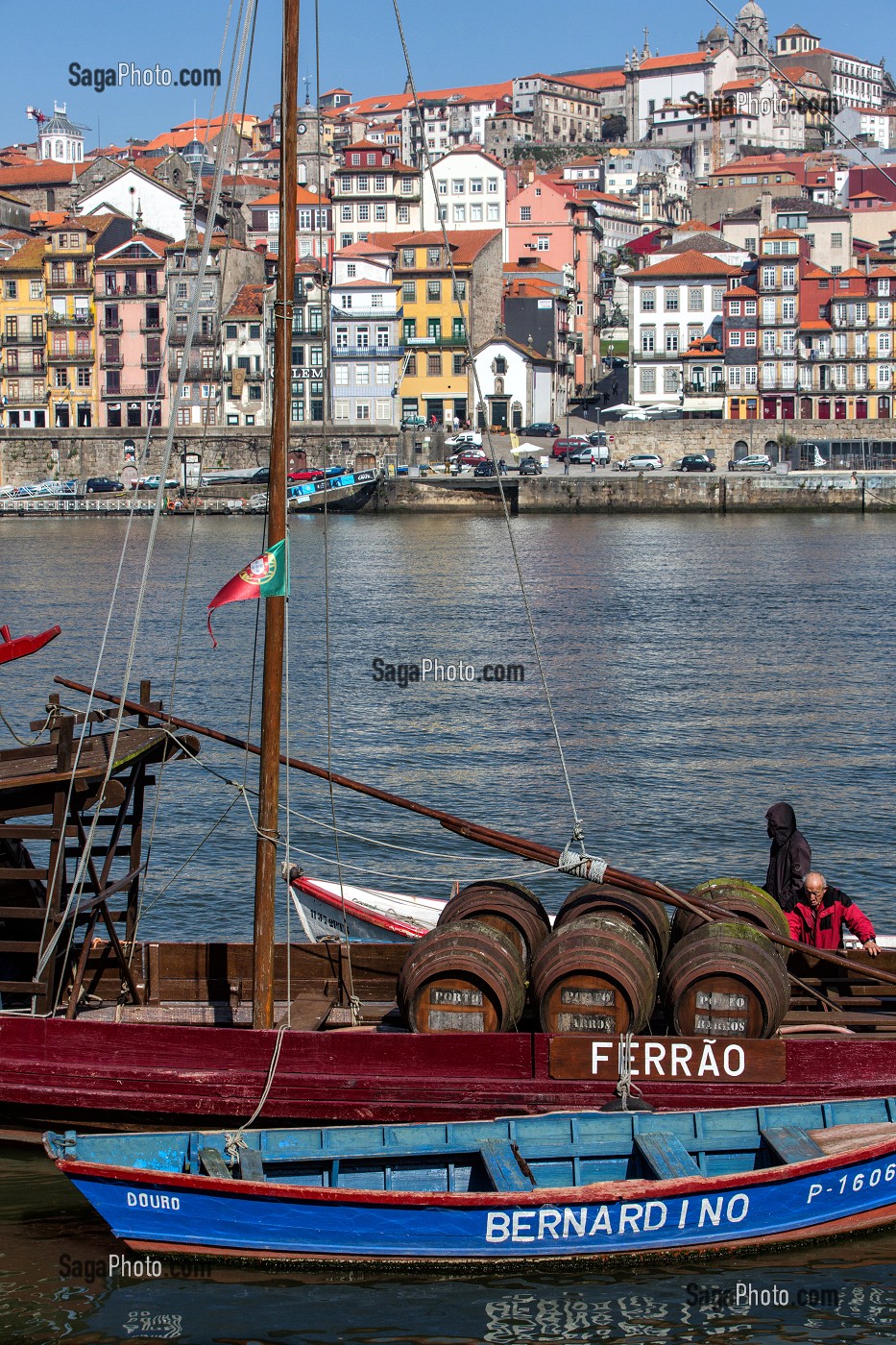 BATEAUX A FOND PLAT POUR LE TRANSPORT DES TONNEAUX DE VIN (BARCOS RABELOS) SUR LE DOURO AVEC LA VILLE ET LE PONT LUIS 1ER, VILA NOVA DE GAIA, PORTO, PORTUGAL 