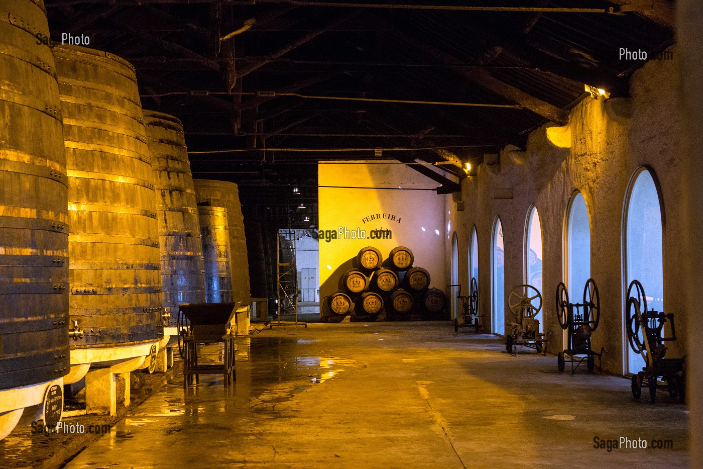 TONNEAUX ET FOUDRES DANS LES CAVES DE VIEILLISSEMENT DES VINS DE PORTO DE LA SOCIETE FERREIRA, VILA NOVA DE GAIA, PORTO, PORTUGAL 