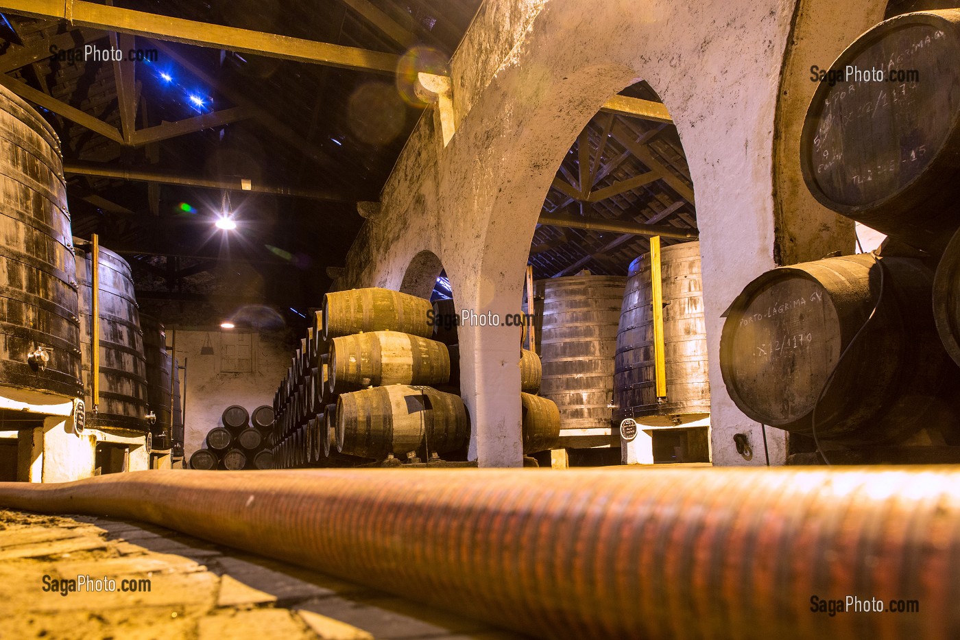TONNEAUX ET FOUDRES DANS LES CAVES DE VIEILLISSEMENT DES VINS DE PORTO DE LA SOCIETE FERREIRA, VILA NOVA DE GAIA, PORTO, PORTUGAL 