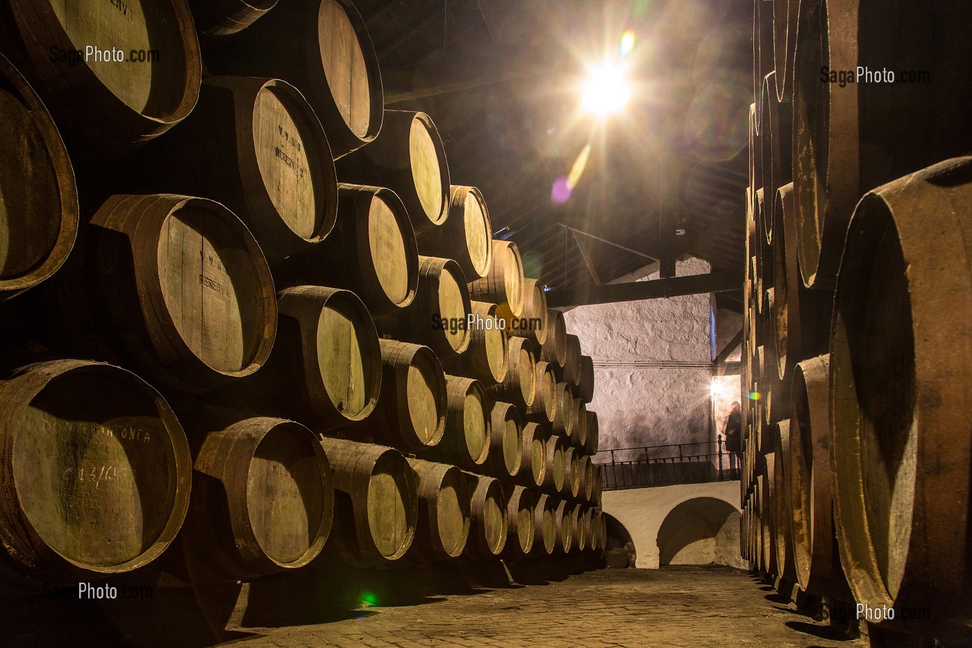 TONNEAUX ET FOUDRES DANS LES CAVES DE VIEILLISSEMENT DES VINS DE PORTO DE LA SOCIETE FERREIRA, VILA NOVA DE GAIA, PORTO, PORTUGAL 