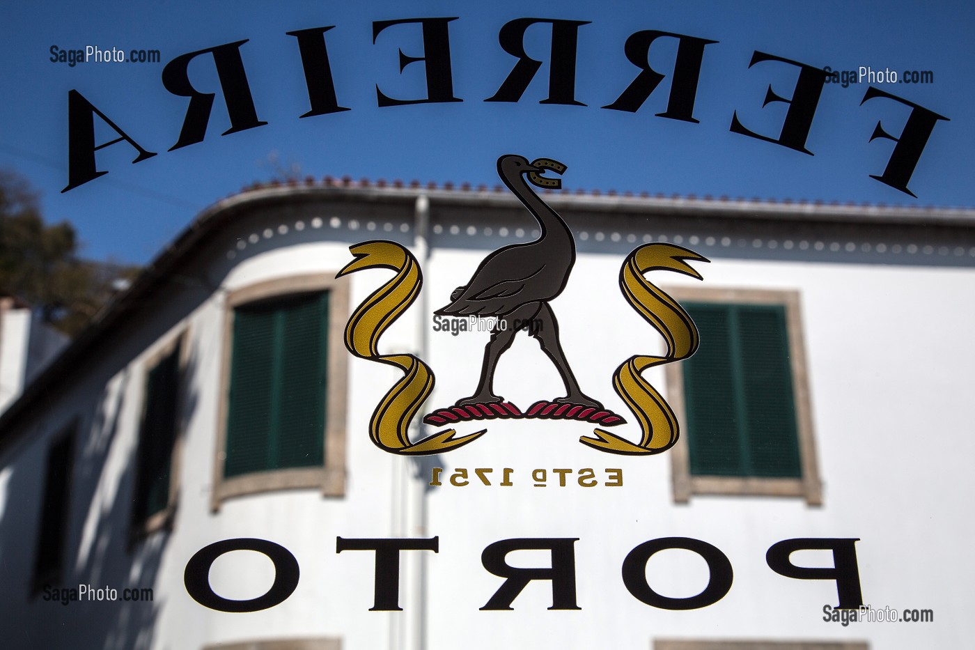 PORTE D'ENTREE AVEC L'EMEU, EMBLEME DE L'ENTREPRISE, VIN DE PORTO DE LA SOCIETE FERREIRA, VILA NOVA DE GAIA, PORTO, PORTUGAL 