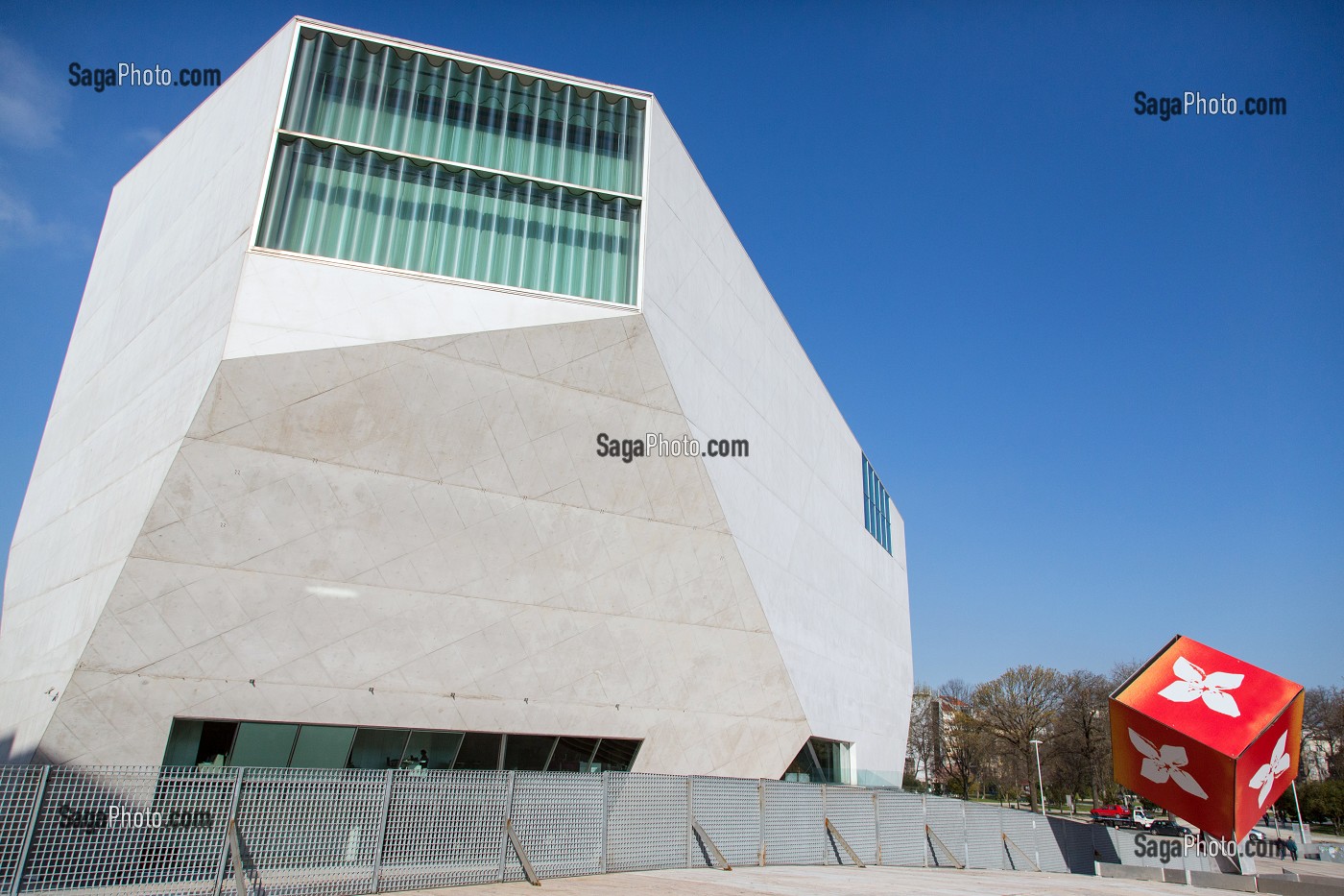 EXTERIEUR AUX FORMES CONTEMPORAINES DANS UN MELANGE DE VERRE ET DE BETON BRUT, CASA DA MUSICA (MAISON DE LA MUSIQUE), ARCHITECTE REM KOOLHAAS, PORTO, PORTUGAL 