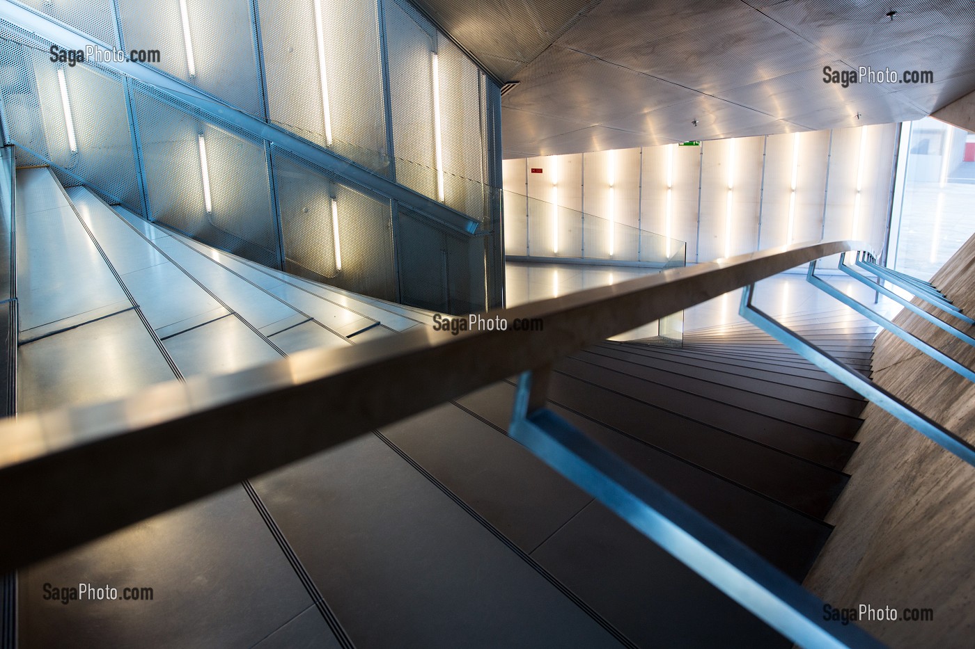 ESCALIER EN BETON BRUT, CASA DA MUSICA (MAISON DE LA MUSIQUE), ARCHITECTE REM KOOLHAAS, PORTO, PORTUGAL 