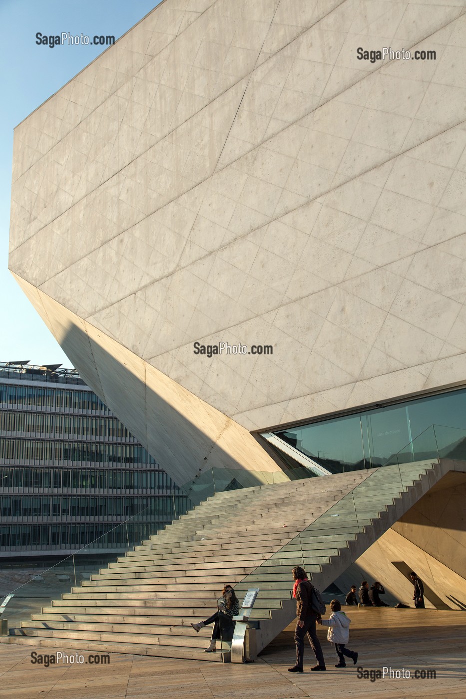 EXTERIEUR AUX FORMES CONTEMPORAINES DANS UN MELANGE DE VERRE ET DE BETON BRUT, CASA DA MUSICA (MAISON DE LA MUSIQUE), ARCHITECTE REM KOOLHAAS, PORTO, PORTUGAL 