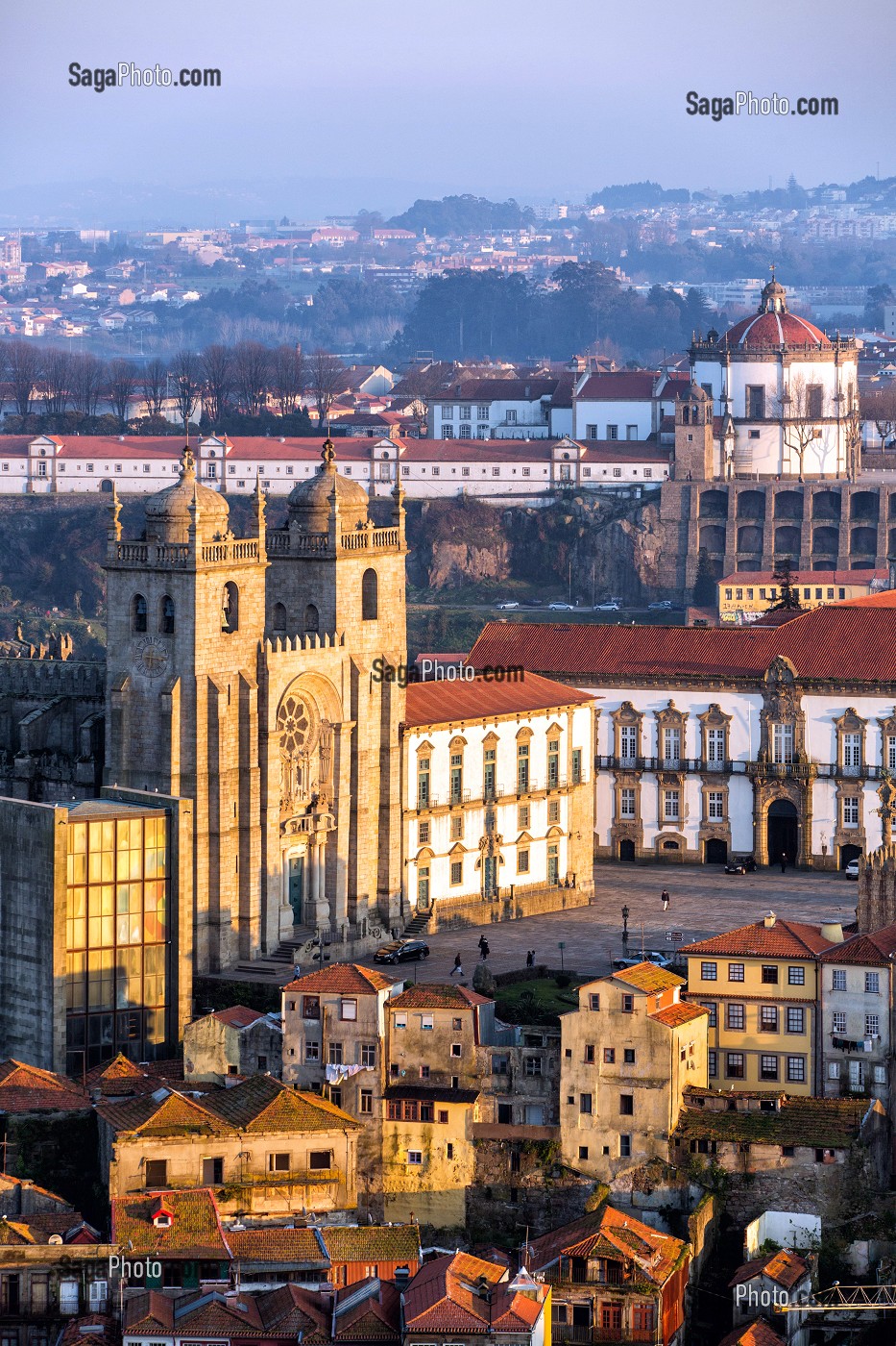 CATHEDRALE DE SE DE PORTO ET PALAIS EPISCOPAL AVEC LE DOME DU MONASTERE DE SERRA DO PILAR, PORTO, PORTUGAL 