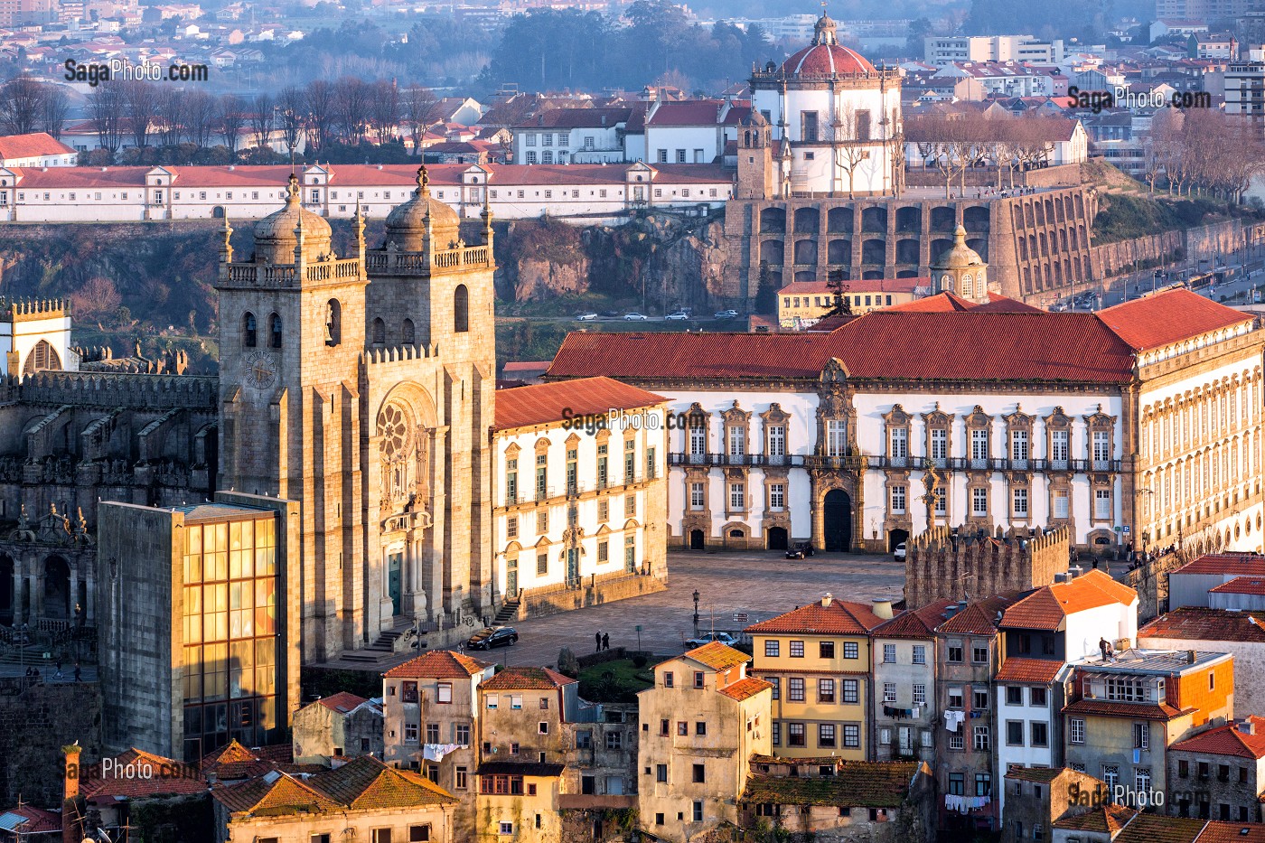 CATHEDRALE DE SE DE PORTO ET PALAIS EPISCOPAL AVEC LE DOME DU MONASTERE DE SERRA DO PILAR, PORTO, PORTUGAL 