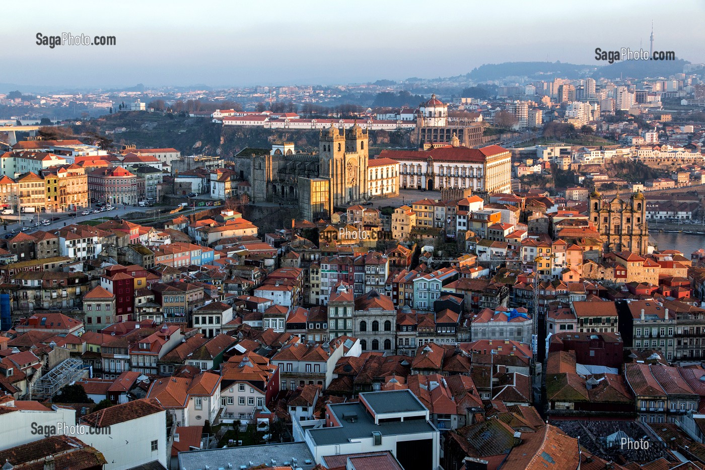 CATHEDRALE DE SE DE PORTO ET PALAIS EPISCOPAL ET AU FOND LE MONASTERE DE SERRA DO PILAR, PORTO, PORTUGAL 