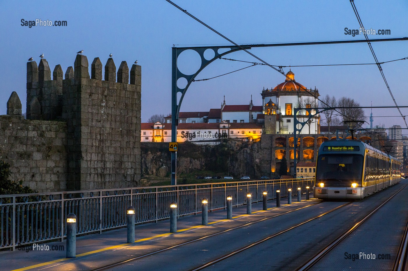 ANCIENNE FORTIFICATION DE LA VILLE, DOME DU MONASTERE DE SERRA DO PILAR ET METRO AU DESSUS DU PONT LUIS 1ER, VILA NOVA DE GAIA, PORTO, PORTUGAL 