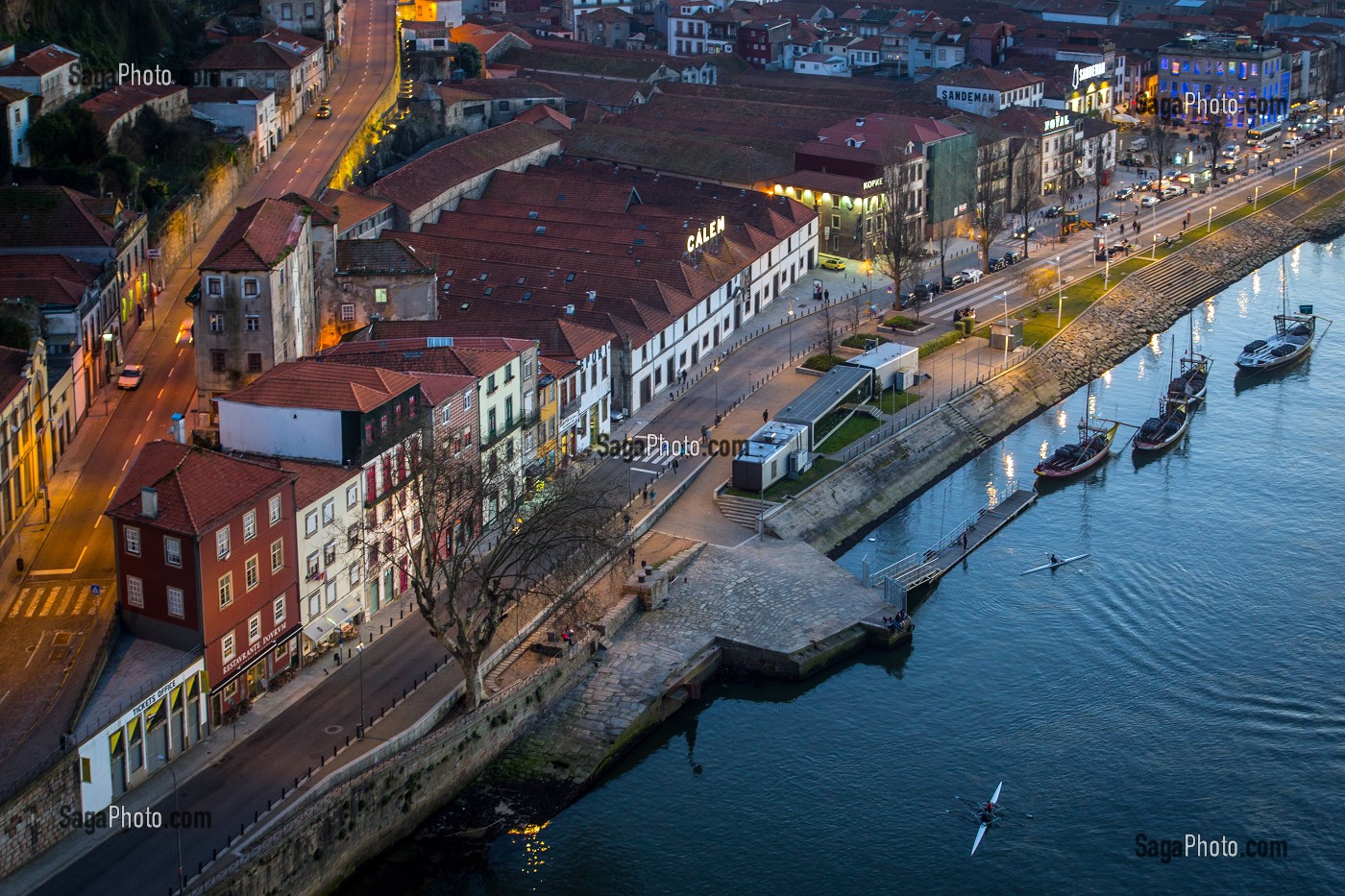 BORDS DU DOURO AVEC LES ENTREPOTS DE STOCKAGE DE VIN DE PORTO A LA TOMBEE DE LA NUIT, VILA NOVA DE GAIA, PORTUGAL 