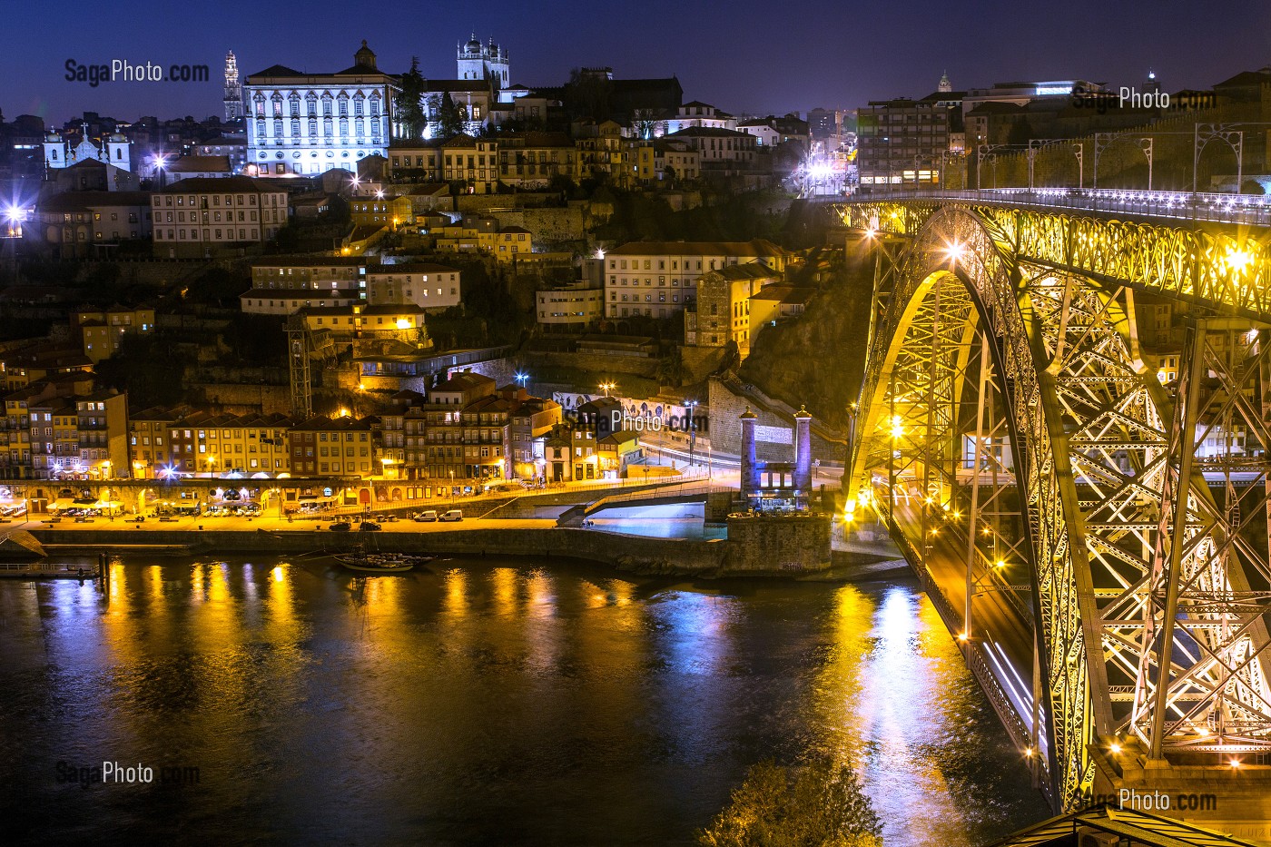 VILLE DE PORTO ET LE PONT LUIS IER REALISE PAR THEOPHLE SEYRIG, DISCIPLE DE GUSTAVE EIFFEL A LA TOMBEE DE LA NUIT, VILA NOVA DE GAIA, PORTUGAL 