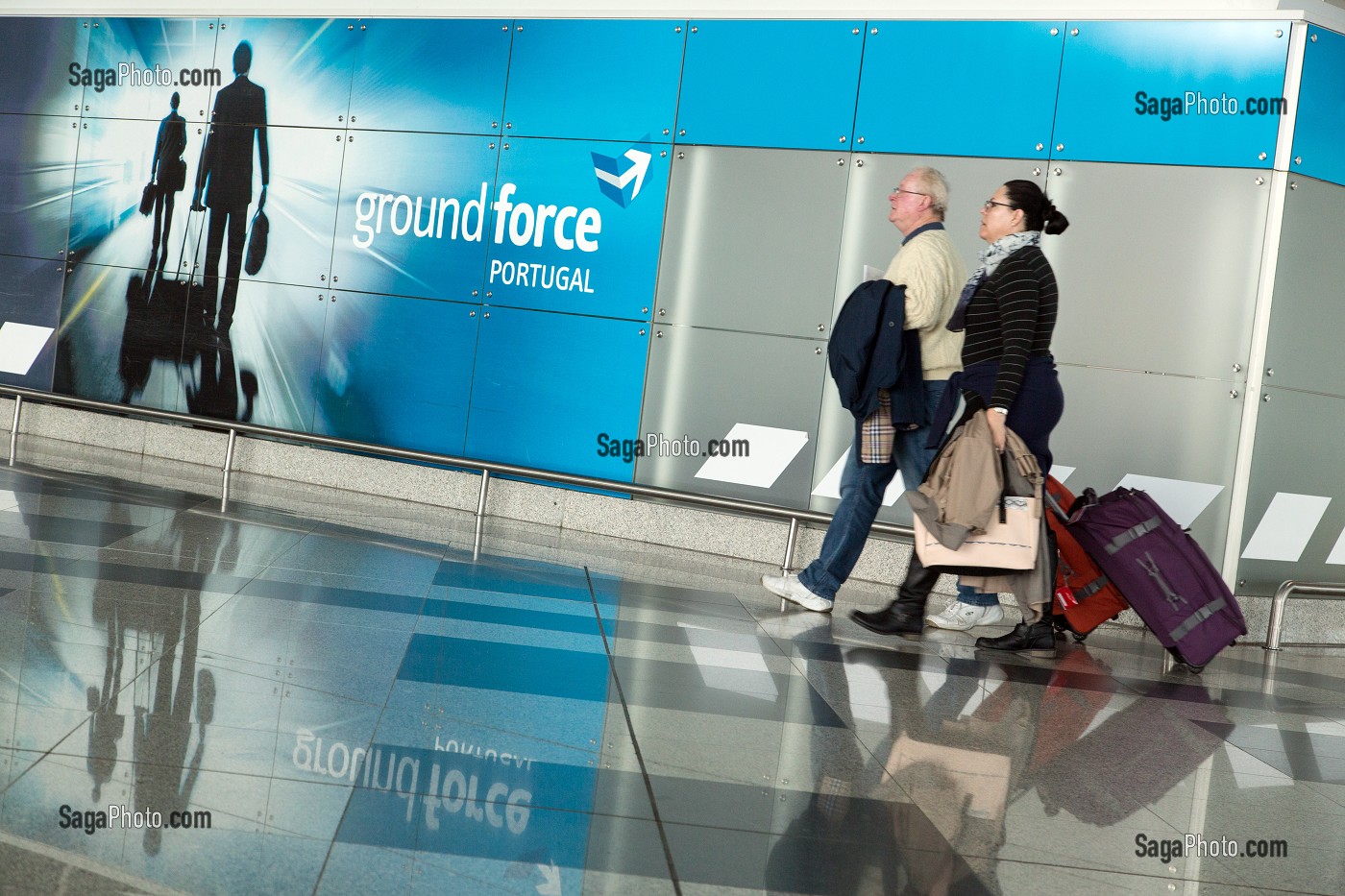 VOYAGEURS EN TRANSIT A L'AEROPORT DE PORTO (GROUND FORCE), PORTUGAL 