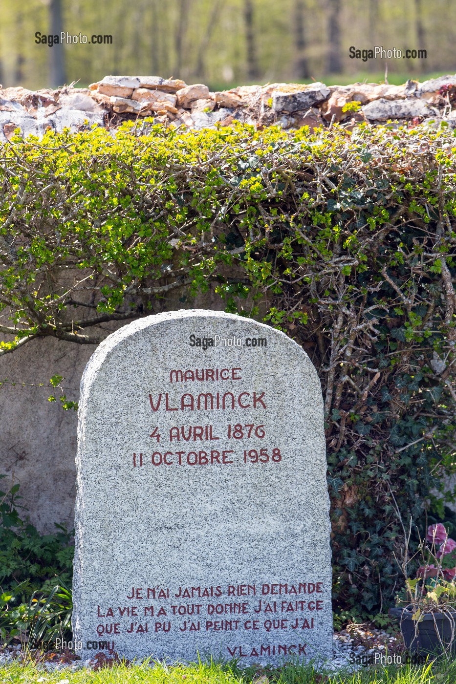 TOMBE DE MAURICE DE VLAMINCK (1876-1958), CIMETIERE DE RUEIL-LA-GUADELIERE (28), FRANCE 