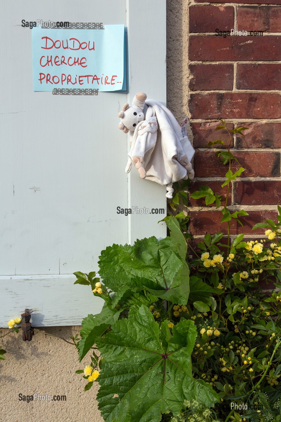 PELUCHE D'ENFANT PERDUE ET ACCROCHEE A UN VOLET, DOUDOU CHERCHE PROPRIETAIRE 