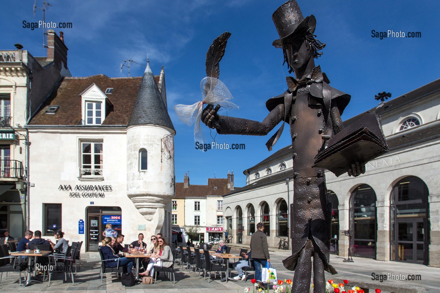 SCULPTURE DE JEAN-ALEXANDRE DELATTRE 'BIENVENUE A LA MEDIATHEQUE',  MORTAGNE-AU PERCHE, ORNE (61), FRANCE 