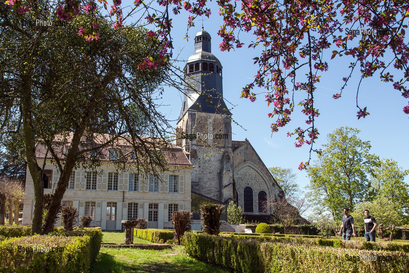 ANCIEN COLLEGE MILITAIRE RESTAURE PAR STEPHANE BERN  JARDIN DEVANT LE CLOCHER DE L'ABBAYE, THIRON-GARDAIS, EURE-ET-LOIR (28), FRANCE 