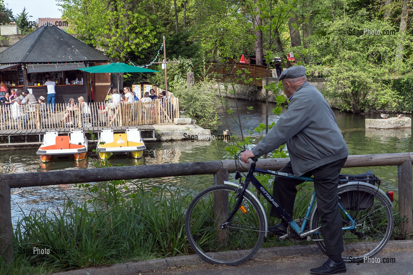 ANCIEN A VELO DEVANT LA GUINGUETTE LA PETITE VENISE SUR LES BORDS DE L'EURE, CHARTRES, EURE-ET-LOIR (28), FRANCE 