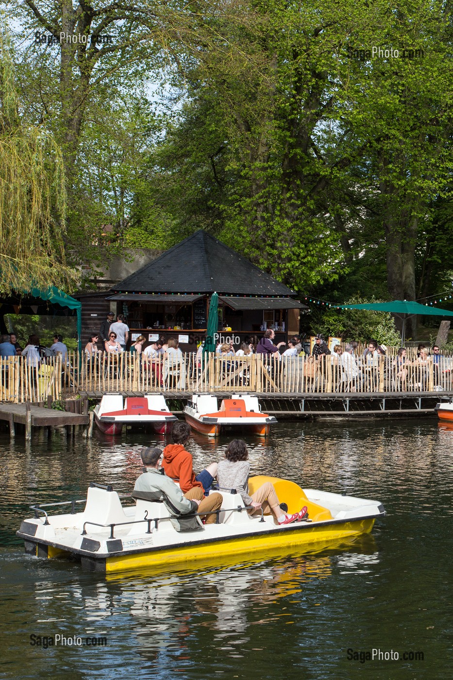 PEDALOS DEVANT LA GUINGUETTE LA PETITE VENISE SUR LES BORDS DE L'EURE, CHARTRES, EURE-ET-LOIR (28), FRANCE 