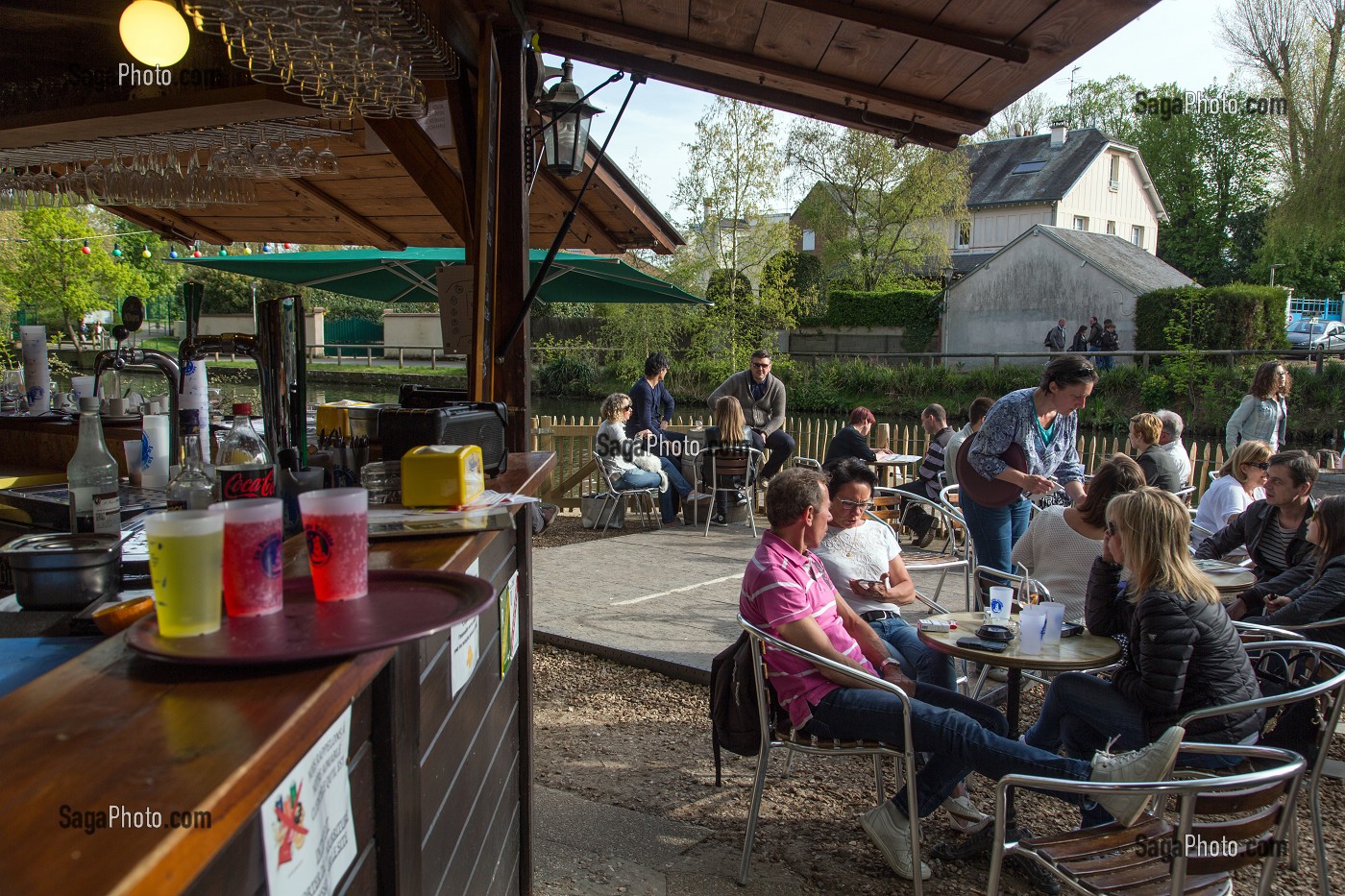 LA TERRASSE DE LA GUINGUETTE LA PETITE VENISE SUR LES BORDS DE L'EURE, CHARTRES, EURE-ET-LOIR (28), FRANCE 