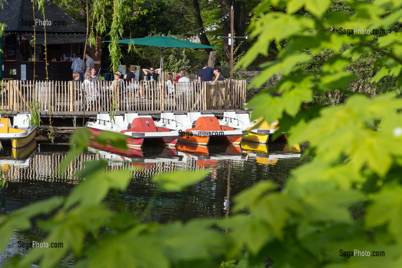 PEDALOS ET GUINGUETTE LA PETITE VENISE SUR LES BORDS DE L'EURE, CHARTRES, EURE-ET-LOIR (28), FRANCE 