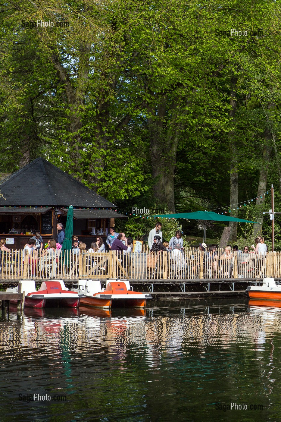 PEDALOS DEVANT LA GUINGUETTE LA PETITE VENISE SUR LES BORDS DE L'EURE, CHARTRES, EURE-ET-LOIR (28), FRANCE 