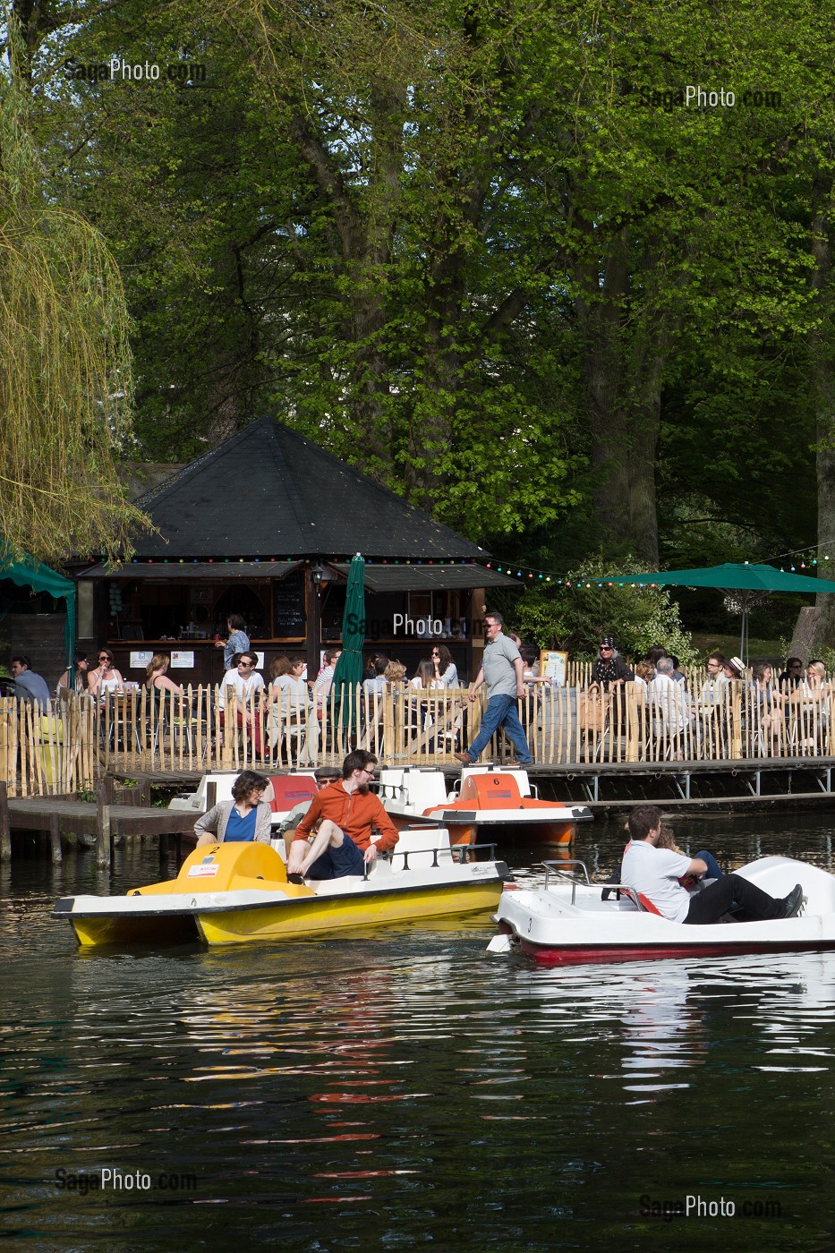 PEDALOS DEVANT LA GUINGUETTE LA PETITE VENISE SUR LES BORDS DE L'EURE, CHARTRES, EURE-ET-LOIR (28), FRANCE 