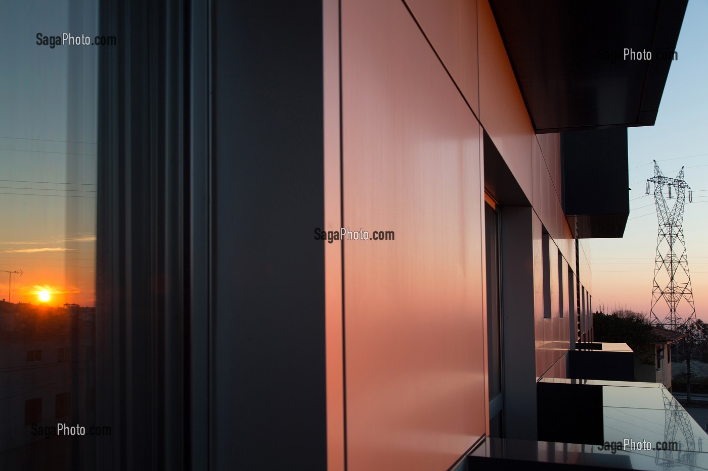 LIGNE ELECTRIQUE A HAUTE TENSION SUR FOND DE COUCHER DE SOLEIL, SANTA MARIA DE FEIRA, PORTUGAL 