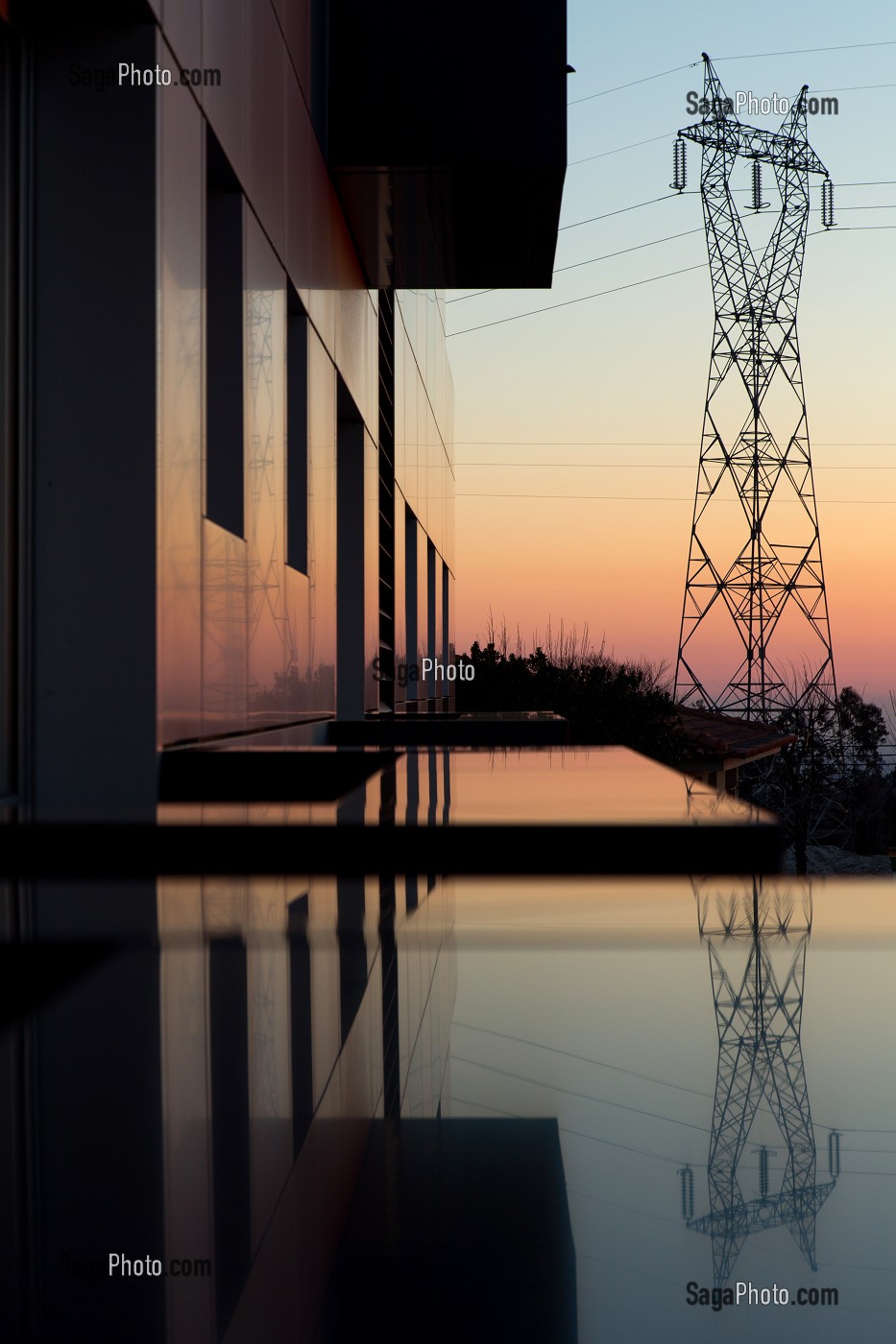 LIGNE ELECTRIQUE A HAUTE TENSION SUR FOND DE COUCHER DE SOLEIL, SANTA MARIA DE FEIRA, PORTUGAL 