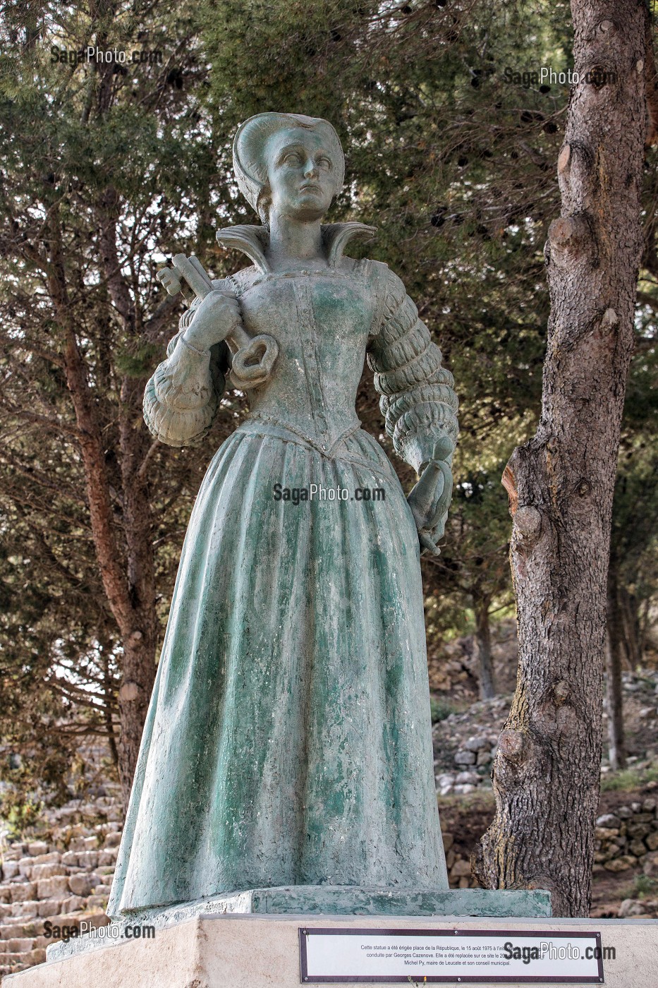 SCULPTURE DE GEORGES GUIRAUD DE 2007 REPRESENTANT FRANCOISE DE CEZELLI QUI RESISTA AUX ASSAILLANTS ESPAGNOLS AU PRIX DE LA VIE DE SON MARI, VILLAGE DE LEUCATE, AUDE (11), FRANCE 