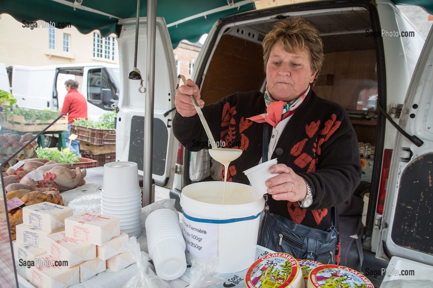 YVONNE, CREMIERE SUR LE MARCHE FERMIER DU VILLAGE DE  RUGLES (27), FRANCE 