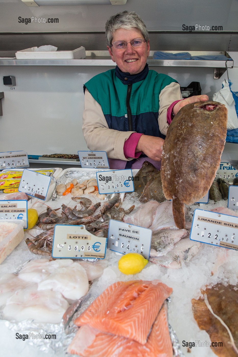 NADINE, POISSONNIERE DANS SON CAMION SUR LE MARCHE DU VILLAGE, RUGLES (27), FRANCE 