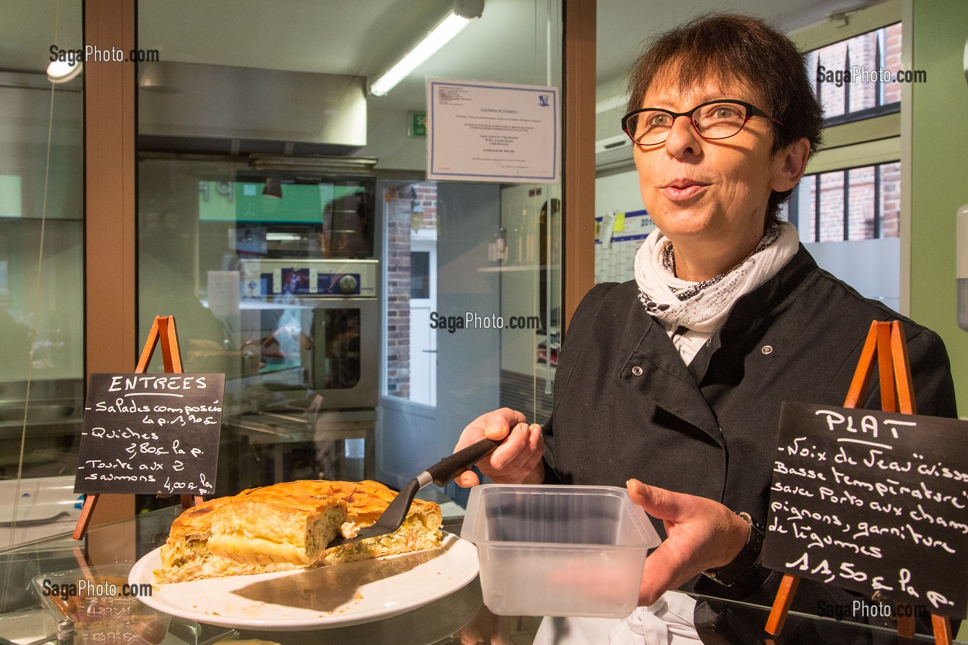 NATHALIE, TRAITEUR DE PRODUIT FERMIER DANS SA BOUTIQUE 'GOUT ET TRADITION', RUGLES (27), FRANCE 
