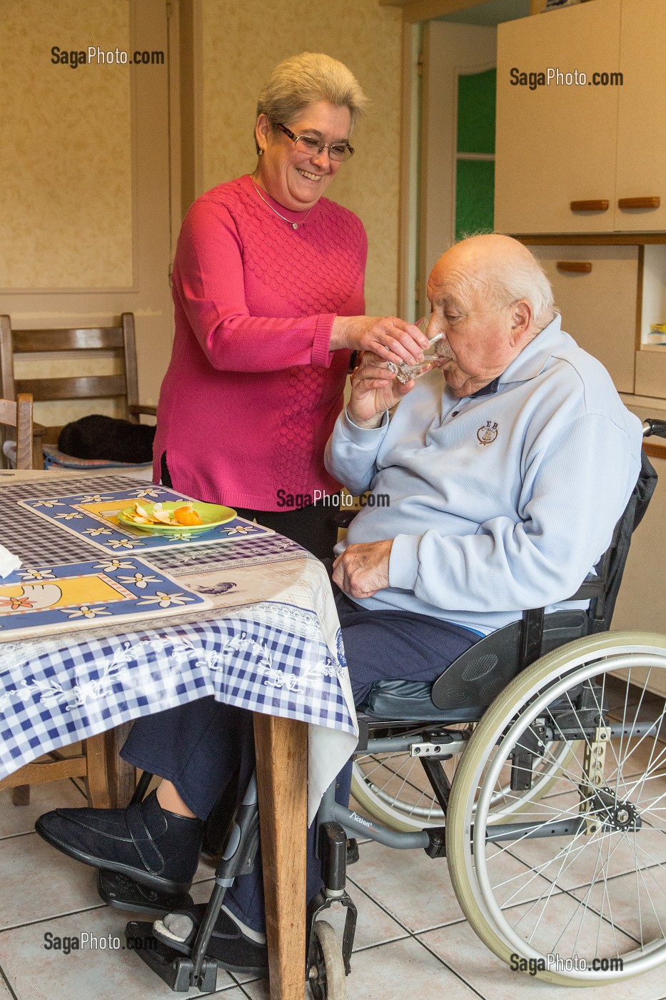 MARYLENE, EMPLOYE DE L'ADMR (AIDE A DOMICILE EN MILIEU RURAL), MAINTIEN DES PERSONNES AGEES EN AUTONOMIE DANS LA FAMILLE, RUGLES (27), FRANCE 