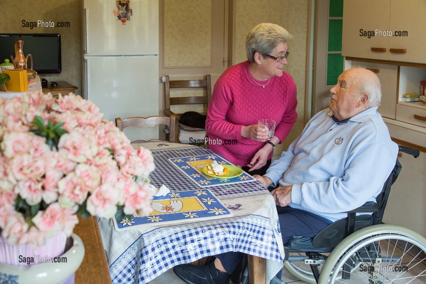MARYLENE, EMPLOYE DE L'ADMR (AIDE A DOMICILE EN MILIEU RURAL), MAINTIEN DES PERSONNES AGEES EN AUTONOMIE DANS LA FAMILLE, RUGLES (27), FRANCE 