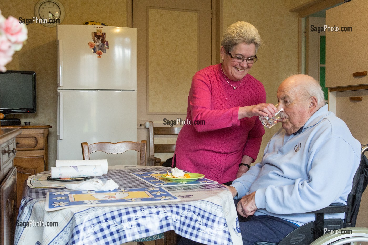 MARYLENE, EMPLOYE DE L'ADMR (AIDE A DOMICILE EN MILIEU RURAL), MAINTIEN DES PERSONNES AGEES EN AUTONOMIE DANS LA FAMILLE, RUGLES (27), FRANCE 