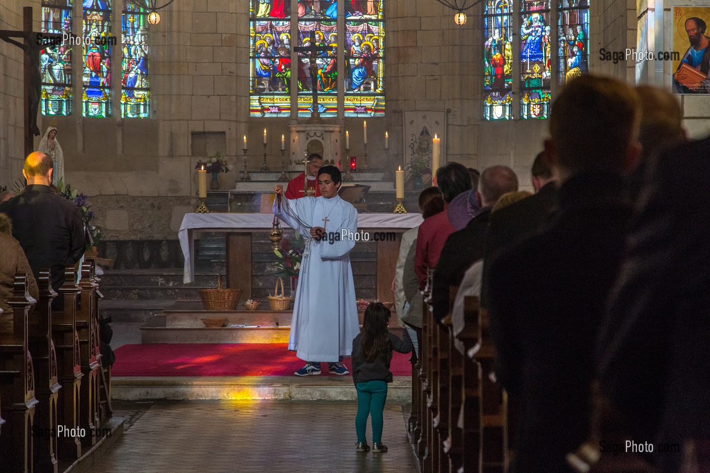 MESSE A L'EGLISE DU VILLAGE, RUGLES (27), FRANCE 