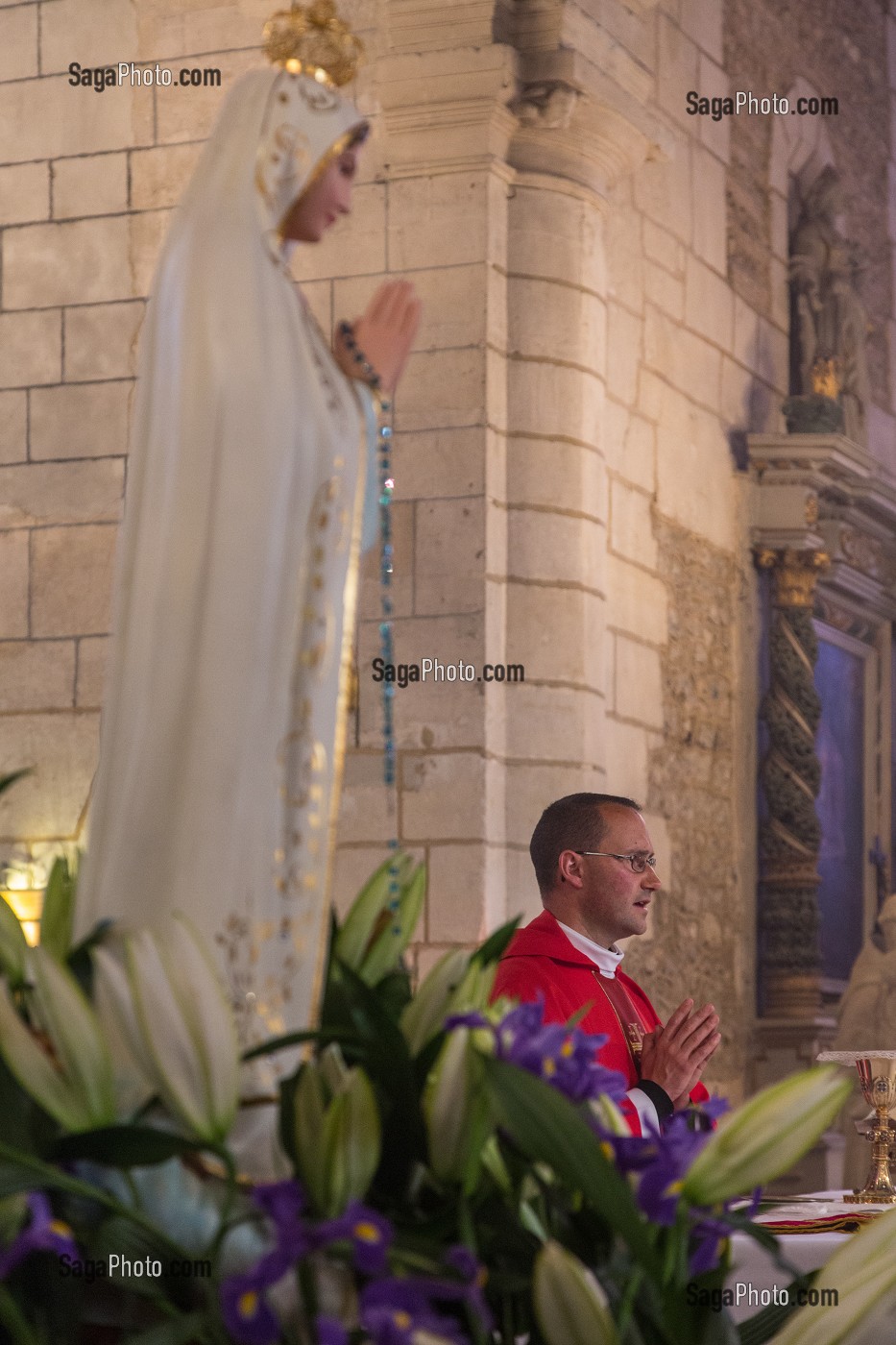 MESSE A L'EGLISE DU VILLAGE, RUGLES (27), FRANCE 