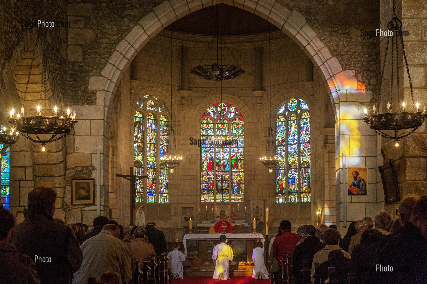 MESSE A L'EGLISE DU VILLAGE, RUGLES (27), FRANCE 