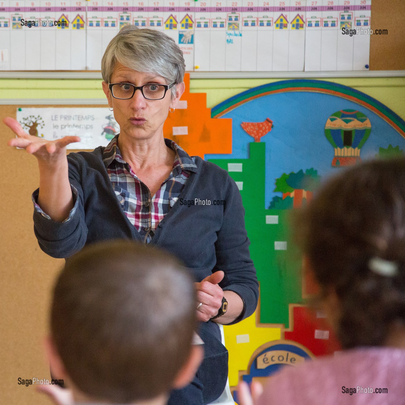 CAROLE, PROFESSEUR DES ECOLES ET DIRECTRICE DE L'ECOLE MATERNELLE DES PETITS-PRES, VILLAGE DE RUGLES (27), FRANCE 