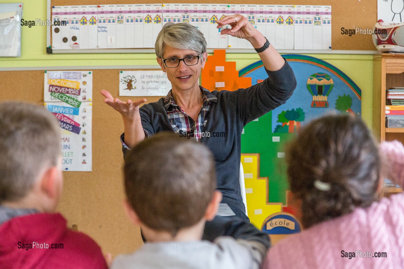 CAROLE, PROFESSEUR DES ECOLES ET DIRECTRICE DE L'ECOLE MATERNELLE DES PETITS-PRES, VILLAGE DE RUGLES (27), FRANCE 