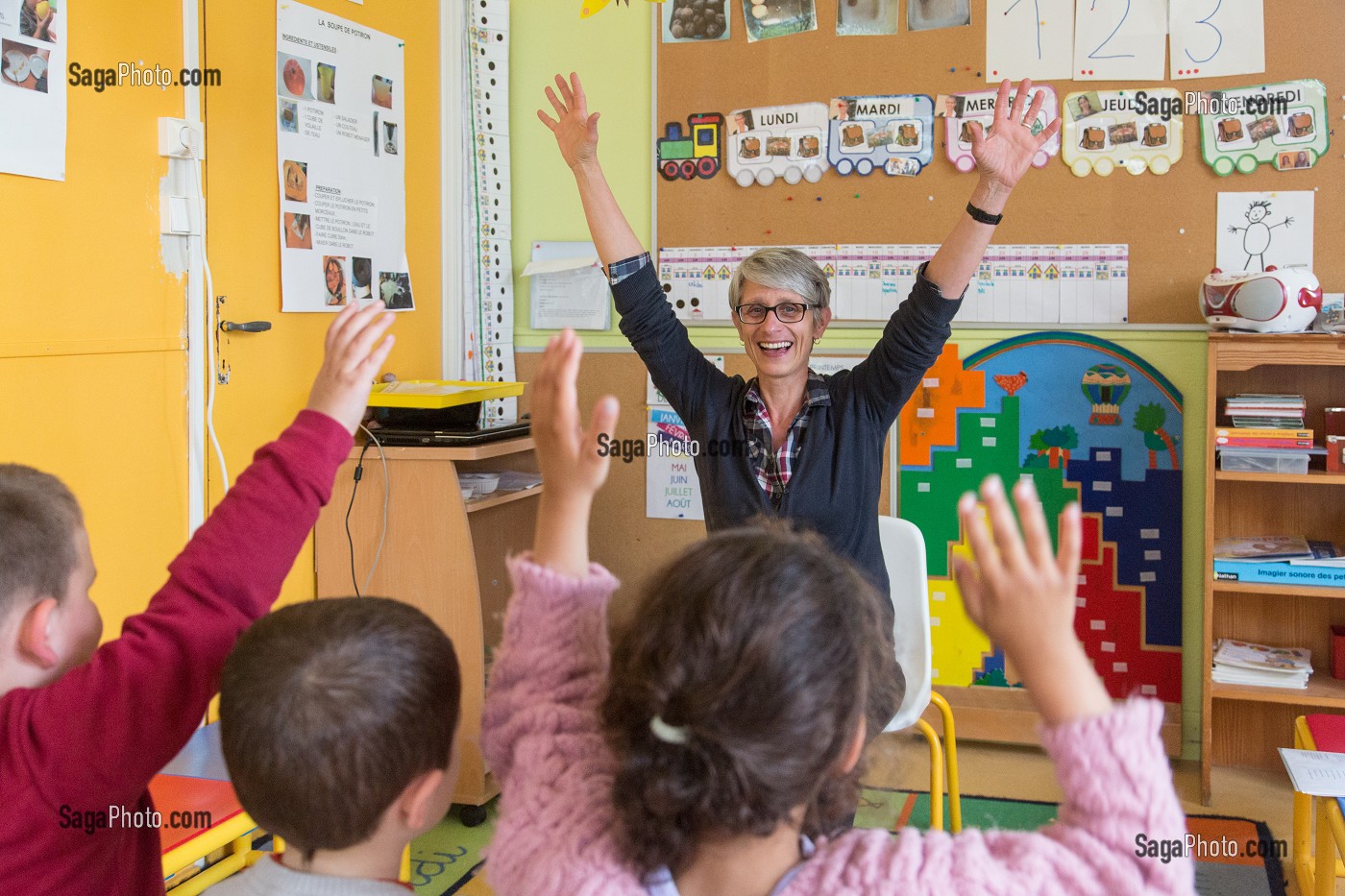 CAROLE, PROFESSEUR DES ECOLES ET DIRECTRICE DE L'ECOLE MATERNELLE DES PETITS-PRES, VILLAGE DE RUGLES (27), FRANCE 