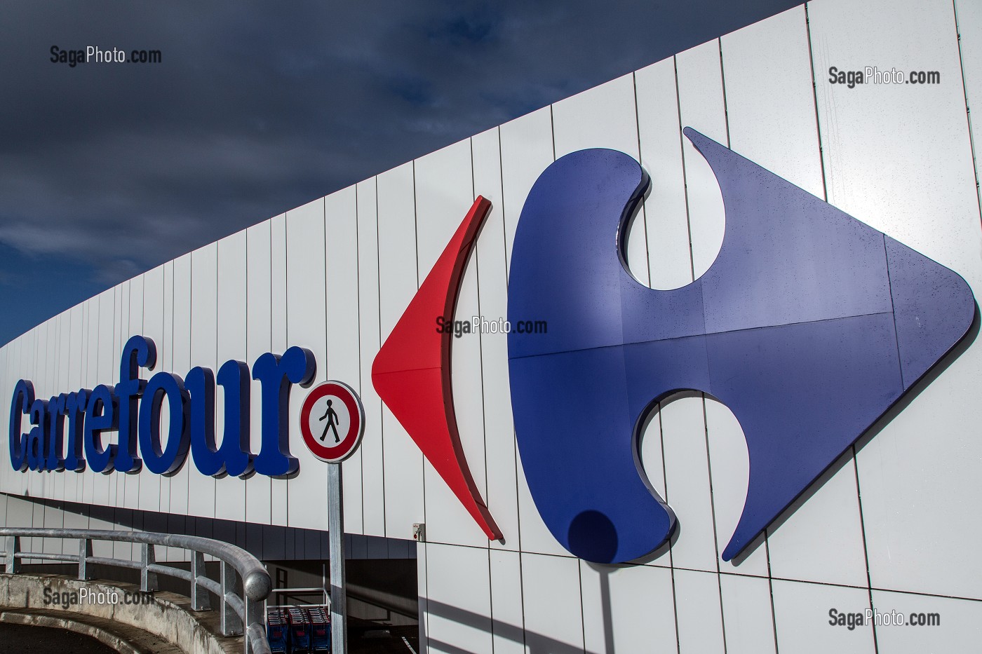 LOGO DU SUPERMARCHE CARREFOUR DE POINTE-A-PITRE, MARTINIQUE, FRANCE 