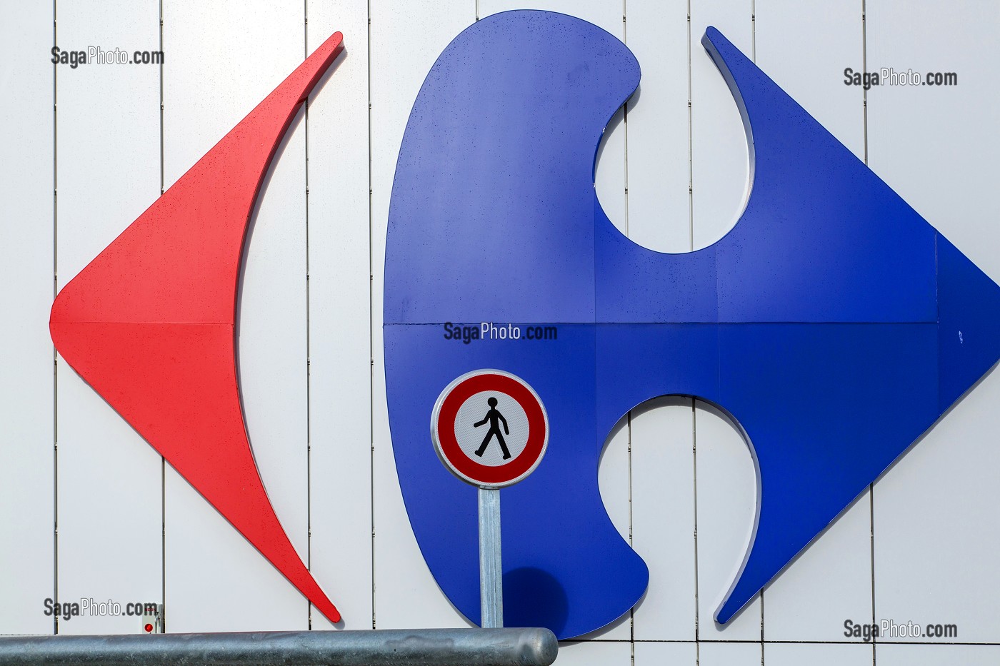 LOGO DU SUPERMARCHE CARREFOUR DE POINTE-A-PITRE, MARTINIQUE, FRANCE 