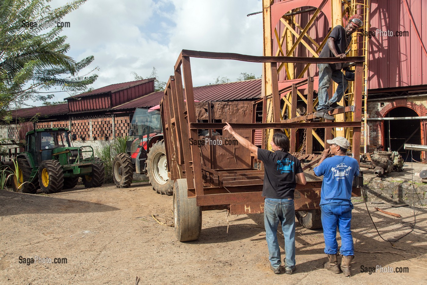 REPARATION DES REMORQUES POUR LA RECOLTE DE LA CANNE A SUCRE, DISTILLERIE DE RHUM LA FAVORITE, FORT-DE-FRANCE, MARTINIQUE, ANTILLES FRANCAISES, FRANCE 