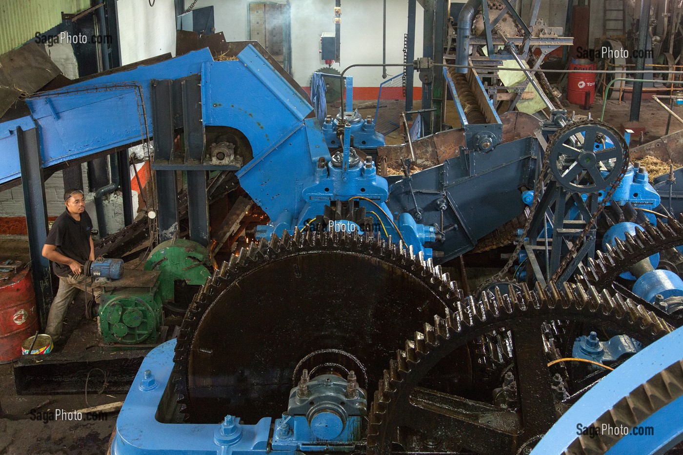 ROUE A ENGRENAGE DE LA MACHINE POUR BROYER ET EXTRAIRE LE JUS DE CANNE A SUCRE, DISTILLERIE DE RHUM LA FAVORITE, FORT-DE-FRANCE, MARTINIQUE, ANTILLES FRANCAISES, FRANCE 