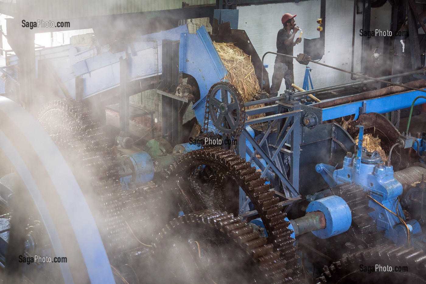 MACHINE POUR BROYER ET EXTRAIRE LE JUS DE CANNE A SUCRE, DISTILLERIE DE RHUM LA FAVORITE, FORT-DE-FRANCE, MARTINIQUE, ANTILLES FRANCAISES, FRANCE 