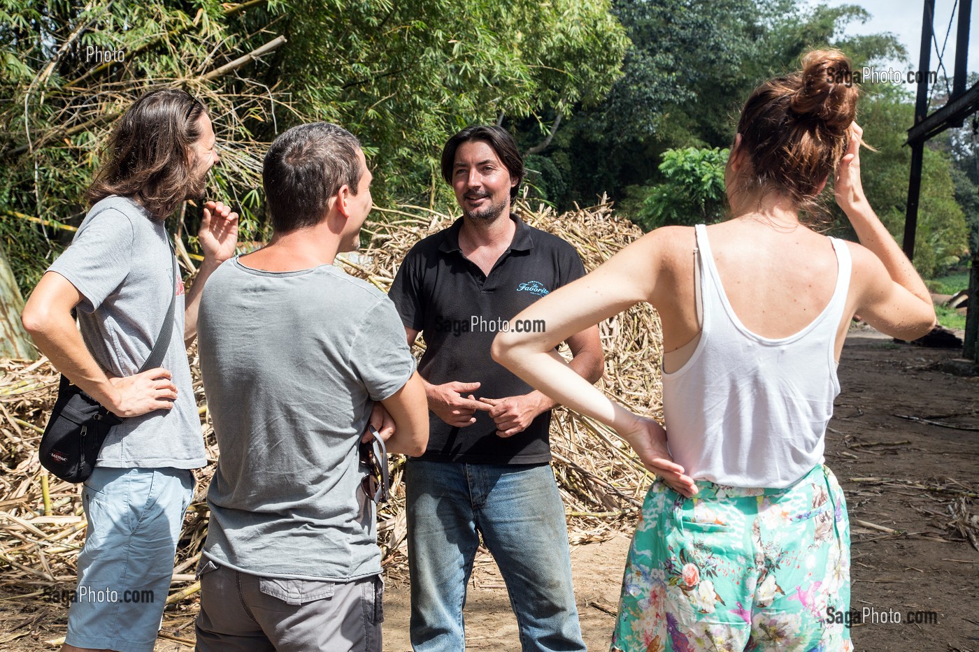 VISITE DE TOURISTES AVEC FRANCK DORMOY, RESPONSABLE DE PRODUCTION DE LA DISTILLERIE FAMILIALE DE RHUM LA FAVORITE, FORT-DE-FRANCE, MARTINIQUE, ANTILLES FRANCAISES, FRANCE 