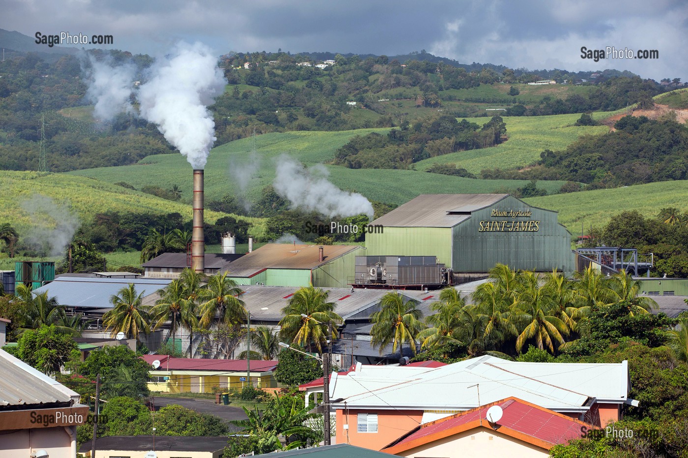 USINE ET CHEMINEE DE LA DISTILLERIE MARTINIQUAISE DES PLANTATIONS SAINT-JAMES, SAINTE-MARIE, MARTINIQUE, ANTILLES FRANCAISES, FRANCE 