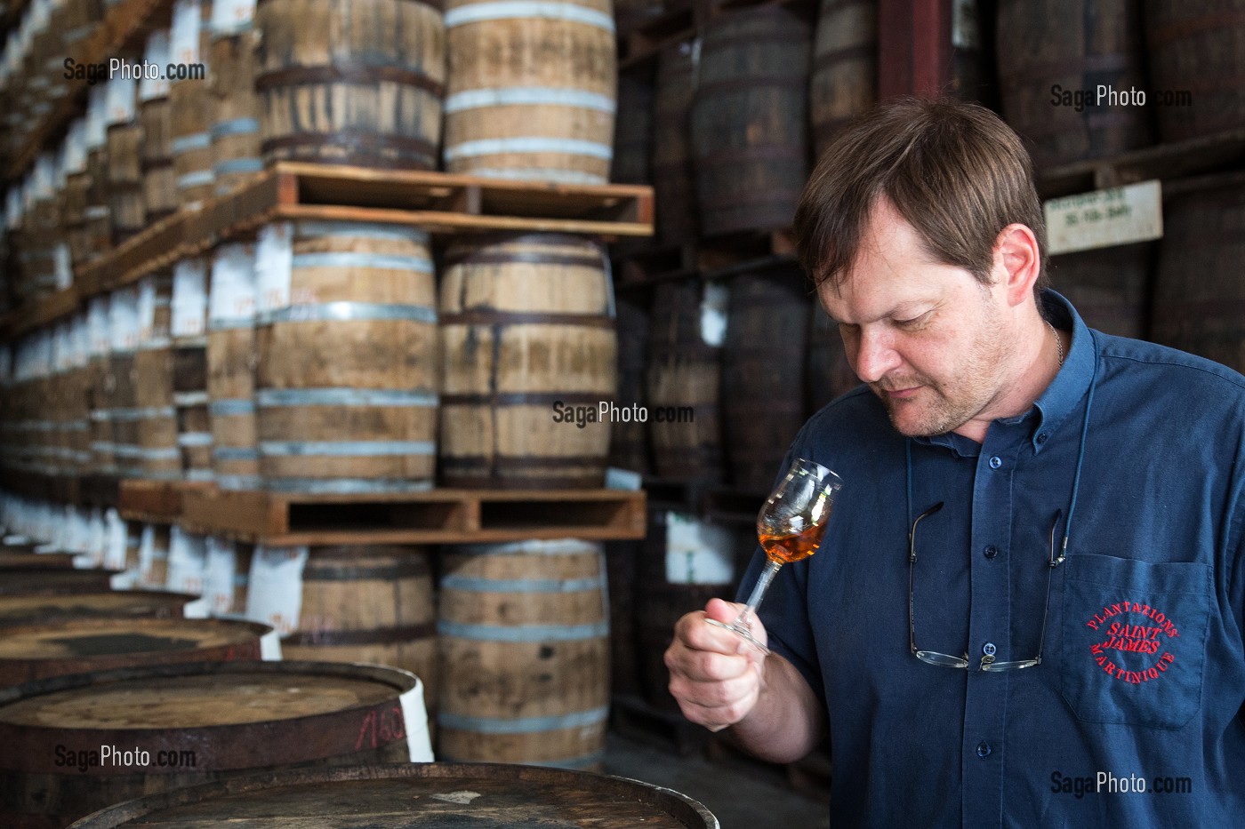 MARC SASSIER, RESPONSABLE DE PRODUCTION ET OENOLOGUE, DISTILLERIE MARTINIQUAISE DE RHUM DES PLANTATIONS SAINT-JAMES, SAINTE-MARIE, MARTINIQUE, ANTILLES FRANCAISES, FRANCE 